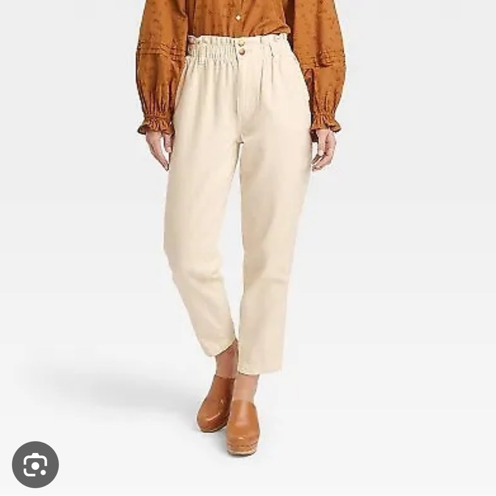 Universal Thread Women’s High Rise Paperbag Tapered Jeans in Off-White Size 6